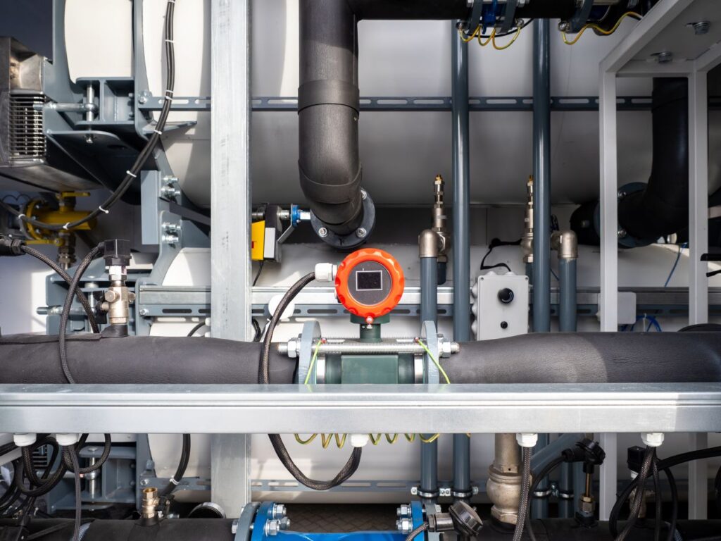 Druckaufnehmer in moderner Industrieanlage mit Rohrleitungen und Sensorik fuer praezise Druckmessung