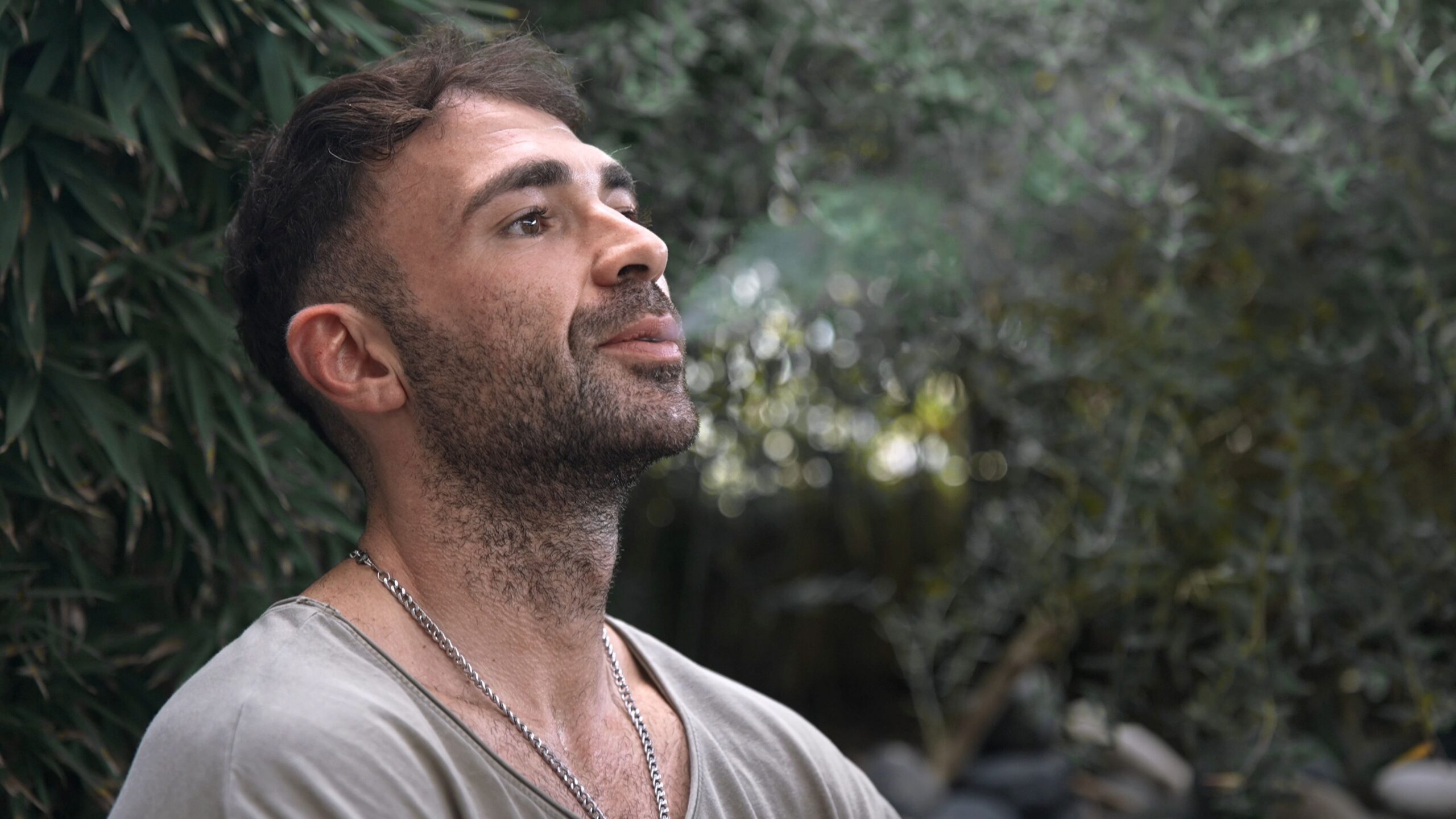 Mann entspannt mit Veev One